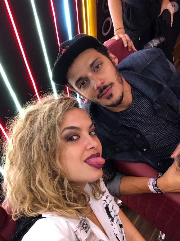 Quando uma amizade é verdadeira, a felicidade de um amigo ao receber um presente seu, te preenche mais do que você mesmo receber um presente, por exemplo.