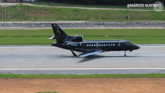 Segundo a Dassault Aviation, o Falcon 900 LX de Neymar foi projetado para operar em pistas consideradas desafiadoras para aeronaves de grande porte, característica que o diferencia no mercado da aviação executiva de luxo e amplia sua capacidade de pousar em diferentes destinos ao redor do mundo