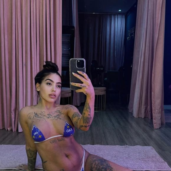 MC Mirella ficou com flacidez de pele, principalmente na barriga, que cresceu muito na gestação