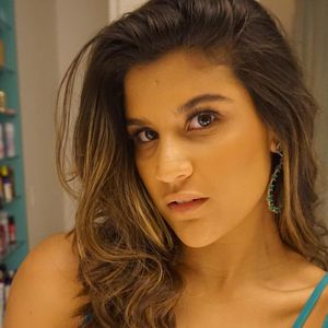 Beleza natural de Giulia Costa sempre chamou atenção na web