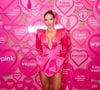 Influenciadora aposta em mini dress curtíssimo rosa-choque com decote ousado em evento da sua marca