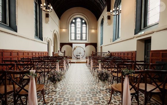 A The Abbey informa que sua capela do século 18 possui vitrais, azulejos artesanais da Craven Dunnill e teto abobadado de 12 metros, características do espaço escolhido para a cerimônia