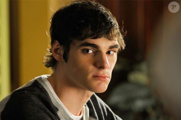 RJ Mitte, conhecido por interpretar Walter White Jr. na série 'Breaking Bad', morreu aos 34 anos. A notícia foi divulgada nesta segunda-feira (12), no Texas, e confirmada por um representante do ator ao portal norte-americano TMZ. A causa da morte não foi divulgada oficialmente