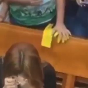 Virginia Fonseca foi vista ajoelhada, rezando, e enquanto isso, alguns presentes na igreja filmaram a influenciadora.