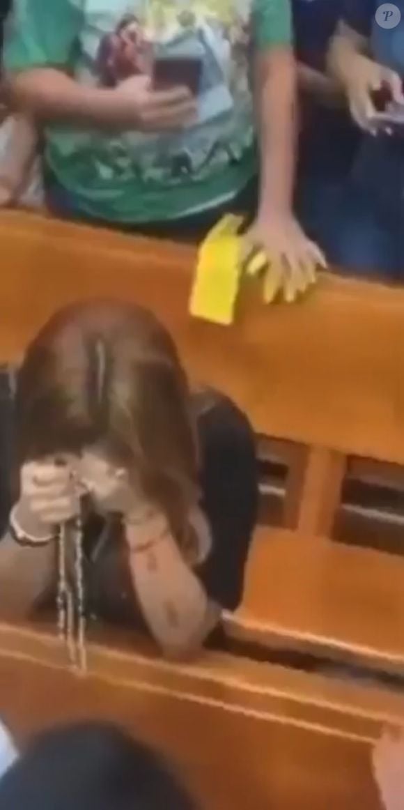 Virginia Fonseca foi vista ajoelhada, rezando, e enquanto isso, alguns presentes na igreja filmaram a influenciadora.