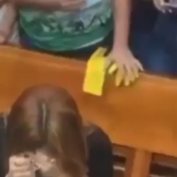 Virginia Fonseca foi vista ajoelhada, rezando, e enquanto isso, alguns presentes na igreja filmaram a influenciadora.