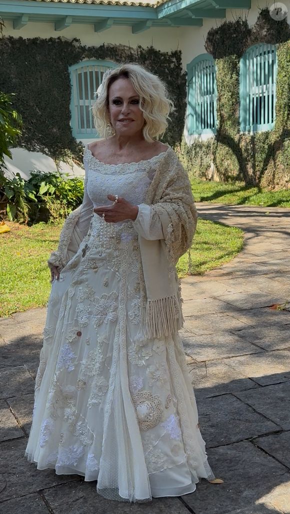 Ana Maria Braga escolheu novamente a prestigiada estilista Lethicia Bronstein para assinar o vestido de noiva