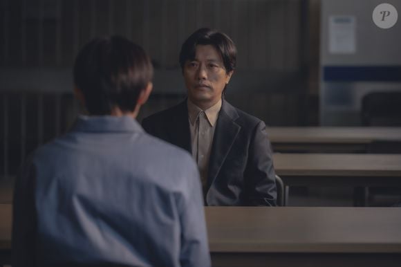 Neste ponto, a jovem se vê no centro de uma investigação policial sobre os mistérios de sua família e do cemitério