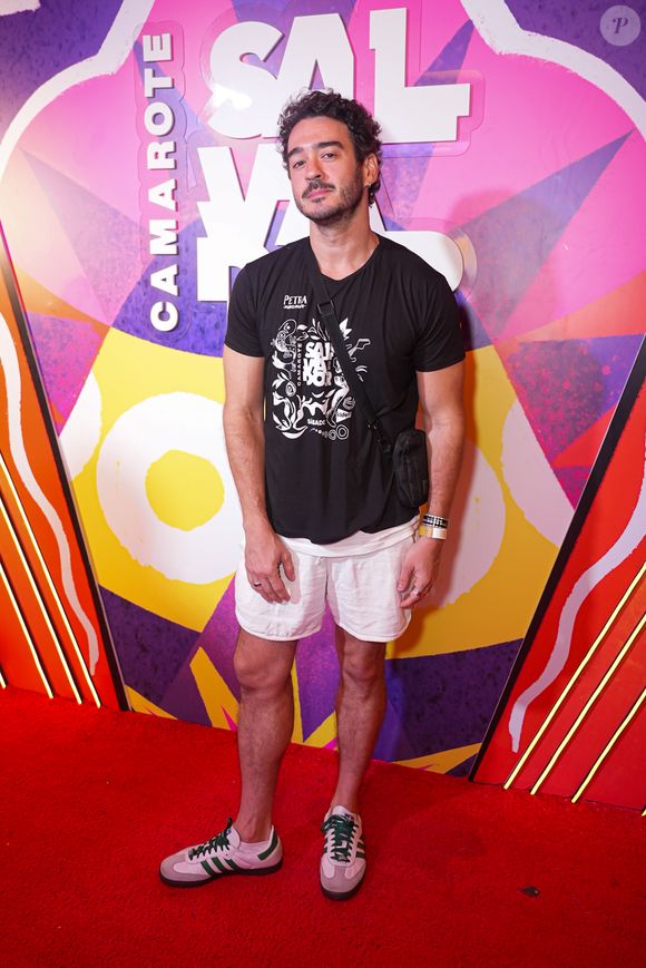 Carnaval de Salvador: Marcos Veras também usou um abadá preto e combinou com um short leve branco