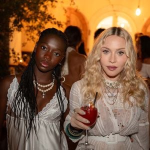 Ao lado da filha, Madonna transformou o vestido branco em protagonista de seu segundo look de aniversário, apostando em renda, detalhes vazados e uma estética boho-chic
