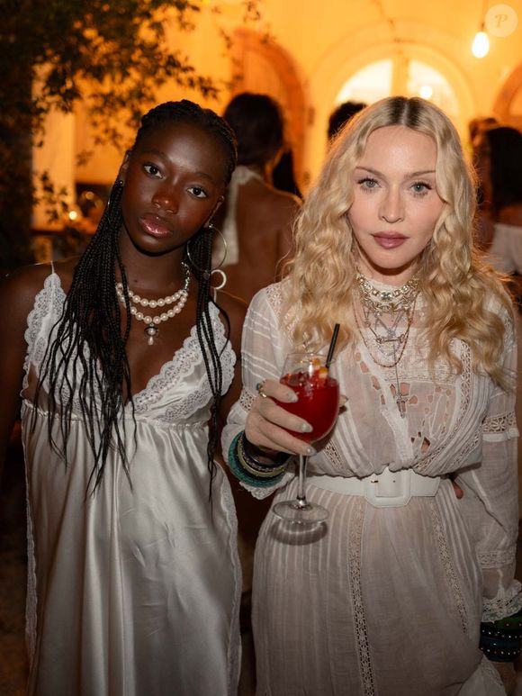 Ao lado da filha, Madonna transformou o vestido branco em protagonista de seu segundo look de aniversário, apostando em renda, detalhes vazados e uma estética boho-chic
