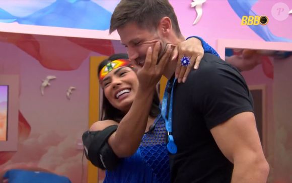 Internautas repararam que Jonas se esquivou dos beijos de Marciele