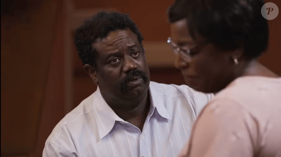 Consuêlo (Belize Pombal) flagra Jarbas (Leandro Firmino) em uma ligação duvidosa e levanta desconfianças