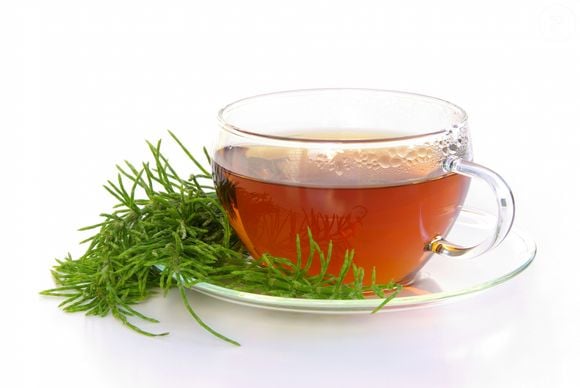 Segundo informações do portal Tua Saúde, a cavalinha, planta conhecida cientificamente como Equisetum arvense, apresenta ação diurética que pode ajudar a combater o inchaço e a retenção de líquidos. Na moda, o bege inspirado no 'chá de cavalinha' aparece como uma alternativa discreta aos tênis brancos