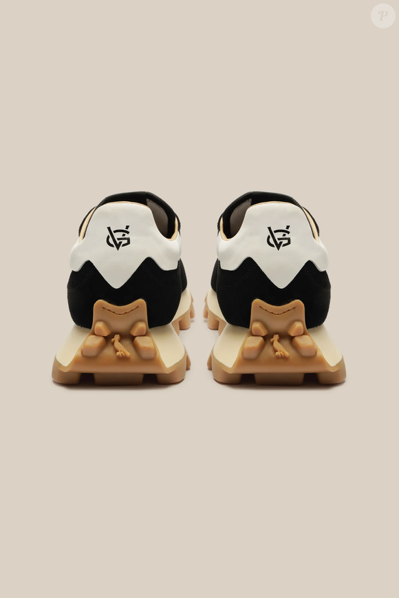 Para presentear aquele torcedor fanático pelo Vasco, o Tênis Yankee Vasco, da Reserva, aposta em detalhes personalizados para destacar a identidade cruz-maltina. O calçado conta com cabedal de tecido, camurça e napa premium, além do escudo do clube carioca estampado em serigrafia