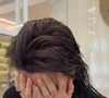 Ao se ver no espelho de cabelo curtinho, Carolina Dieckmann reagiu com sinceridade ao novo visual criado para viver Diná
