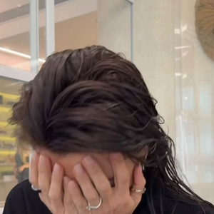 Ao se ver no espelho de cabelo curtinho, Carolina Dieckmann reagiu com sinceridade ao novo visual criado para viver Diná