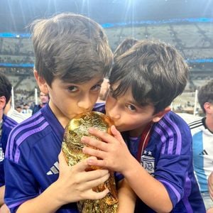 O italiano Antonio Gramsci também definiria o futebol como 'o domínio da lealdade humana exercida ao ar livre'. A frase reforça que o esporte pode funcionar como um retrato em pequena escala das relações humanas.