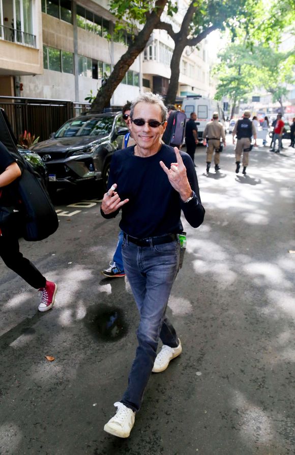 Tony Bellotto na manifestação em Copacabana contra a anistia dos condenados pelo golpe de 8 de janeiro