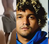 'Abriu um buraco no meu couro cabeludo': ex-namorada expõe vídeo de MC Estudante ameaçando esfaqueá-la e exibe agressões