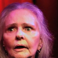 'Angela Ro Ro está completamente debilitada': amigo faz relato chocante após cantora de 75 anos afastar chance de cura