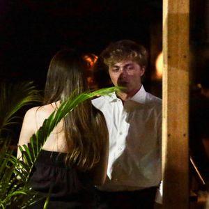 Benício Huck foi flagrado com uma menina na semana passada. Segundo o jornal Extra, é uma nova namorada, que se chama Luiza Burlamaqui