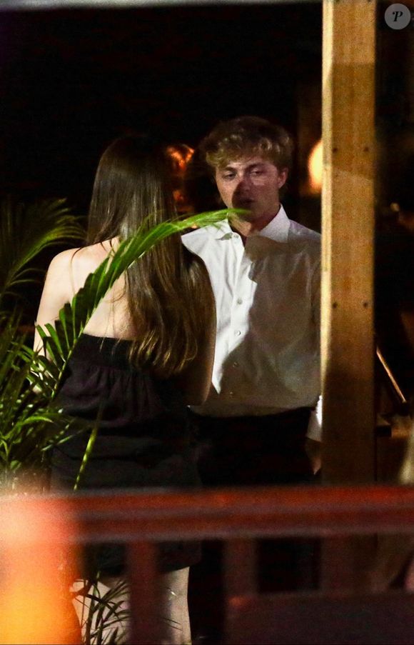 Benício Huck foi flagrado com uma menina na semana passada. Segundo o jornal Extra, é uma nova namorada, que se chama Luiza Burlamaqui