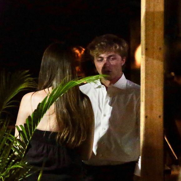 Benício Huck foi flagrado com uma menina na semana passada. Segundo o jornal Extra, é uma nova namorada, que se chama Luiza Burlamaqui