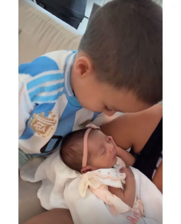 Filho de Camilla Camargo, Joaquim conheceu a tia mais nova, Clara - filha de Zezé Di Camargo e Graciele Lacerda nasceu no Natal de 2024