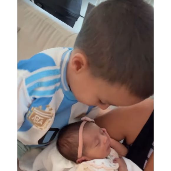 Filho de Camilla Camargo, Joaquim conheceu a tia mais nova, Clara - filha de Zezé Di Camargo e Graciele Lacerda nasceu no Natal de 2024