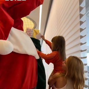 Maria Alice e Maria Flor colocam pedidos no saco do Papai Noel e derretem seguidores com simplicidade e fofura