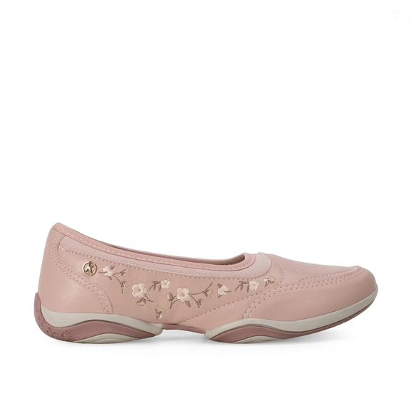 Sapatilha Esportiva Kolosh Rosa tem visual que lembra uma sapatilha de dança, com proposta de conforto para acompanhar a rotina, do trabalho aos momentos de lazer