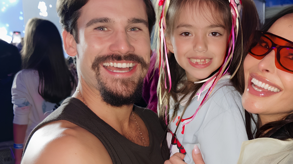 Entrevista | ‘O amor não pode ser vivido pela metade’: Nicolas Prattes expõe como a relação com a enteada, Zoe, o preparou para o 1º filho com Sabrina Sato