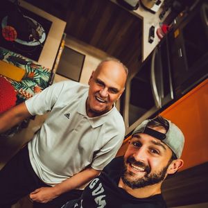 Conhecido artisticamente como Schima, Filipe Schmidt trabalha na Kondzilla e já participou de mais de 120 músicas de artistas como MC Kevinho e MC Menor