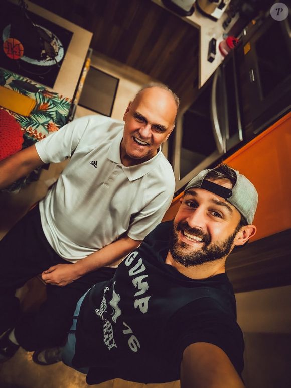 Conhecido artisticamente como Schima, Filipe Schmidt trabalha na Kondzilla e já participou de mais de 120 músicas de artistas como MC Kevinho e MC Menor