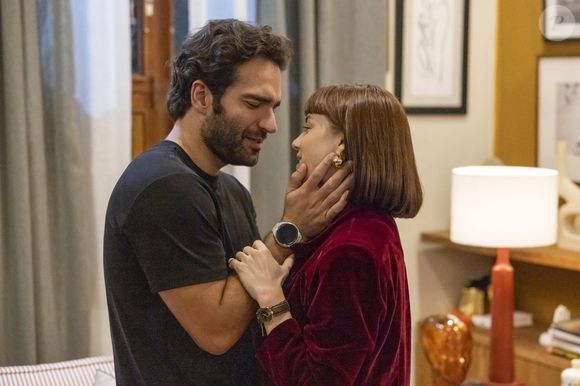 Doente, Afonso (Humberto Carrão) foi convencido por Solange (Alice Wegmann) a retomar o tratamento contra a leucemia na novela 'Vale Tudo'