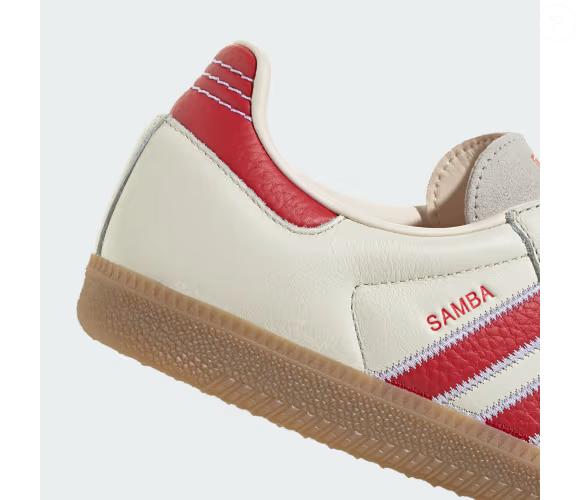 O novo doce viral morango cravejado inspira até combinações fashionistas: a cor do Adidas Samba OG lembra a tonalidade da fruta coberta por chocolate branco e pedaços crocantes de caramelo vermelho. O clássico da adidas Originals mantém o design que atravessa gerações