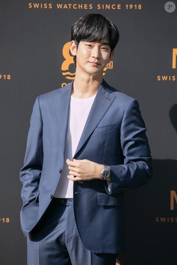 Kim Soo-hyun em um evento de 2024, aos 36 anos, mostrando como sua aparência mudou nos últimos 18 anos