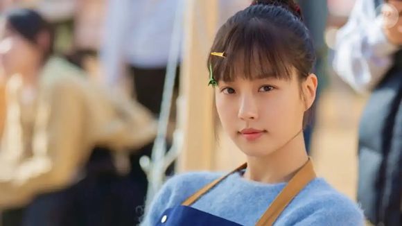 Go Min-si chegou a trabalhar como planejadora de casamentos, além de ter sido empregada em um café