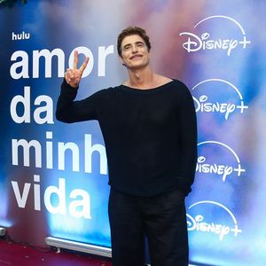 Reynaldo Gianecchini: apresenta uma proposta minimalista e descontraída em um conjunto de blusa preta de manga longa com gola canoa e calça de alfaiataria reta preta, completando o look com tênis brancos