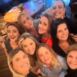 Angélica posou com as amigas na pista de dança da festa de Eva