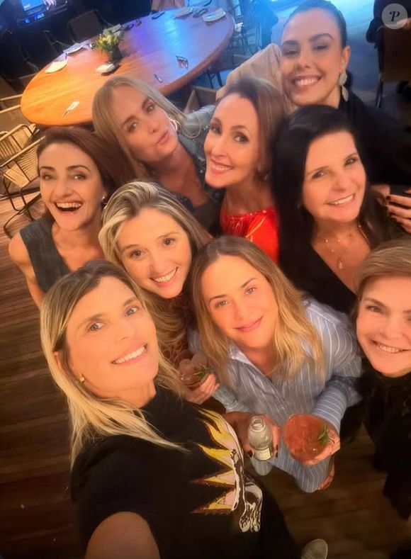 Angélica posou com as amigas na pista de dança da festa de Eva