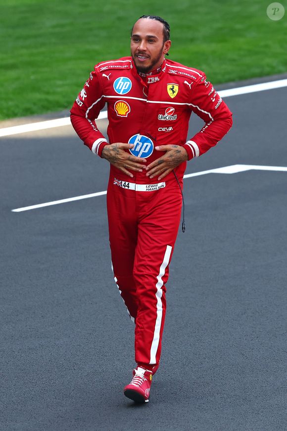 Vitória histórica da Ferrari na sprint é ofuscada por um detalhe no uniforme de Hamilton.