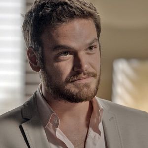Transtornado, Pedro (Emílio Dantas) tentará atirar em Felipe (Rafael Cardoso) na novela 'Além do Tempo'