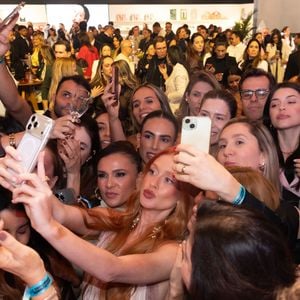 A atriz causou tumulto entre as fãs presentes no evento em São Paulo, mas foi o visual da ruiva que acabou roubando a cena, especialmente pela combinação do vestido da Chloé com o tamanco plataforma