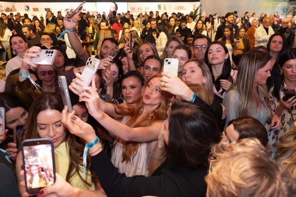 A atriz causou tumulto entre as fãs presentes no evento em São Paulo, mas foi o visual da ruiva que acabou roubando a cena, especialmente pela combinação do vestido da Chloé com o tamanco plataforma