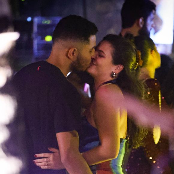 Luana Maia, irmã mais nova da famosa atriz Bruna Marquezine, foi fotografa curtindo as festas pré-réveillon de São Miguel dos Milagres, em Alagoas.