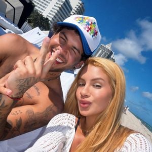 A presença de Zé Felipe ao lado de Virginia Fonseca chamou a atenção de Letícia Batista durante o passeio à praia em Miami. Segundo a influenciadora, o cantor parecia fazer questão de ficar perto da ex-esposa e continuou ao lado dela mesmo depois que as crianças já haviam subido. O relato foi divulgado pelo Metrópoles nesta segunda-feira (12)