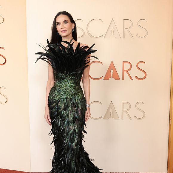 Oscar 2026: Demi Moore, em Gucci, apostou em um modelito conceitual de alta costura