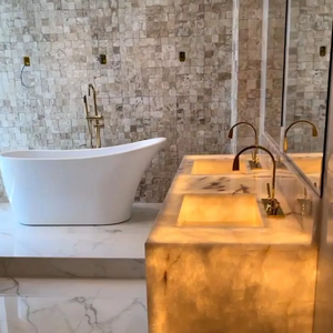 Banheiro do triplex de Zezé Di Camargo e Graciele Lacerda conta com banheira e luzes de LED